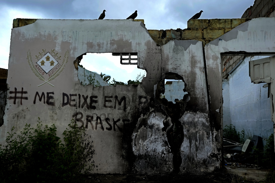 Граффити, нацарапанное на стене заброшенного дома: «Оставьте меня в покое, Braskem», район Фарол в Масейо, штат Алагоас