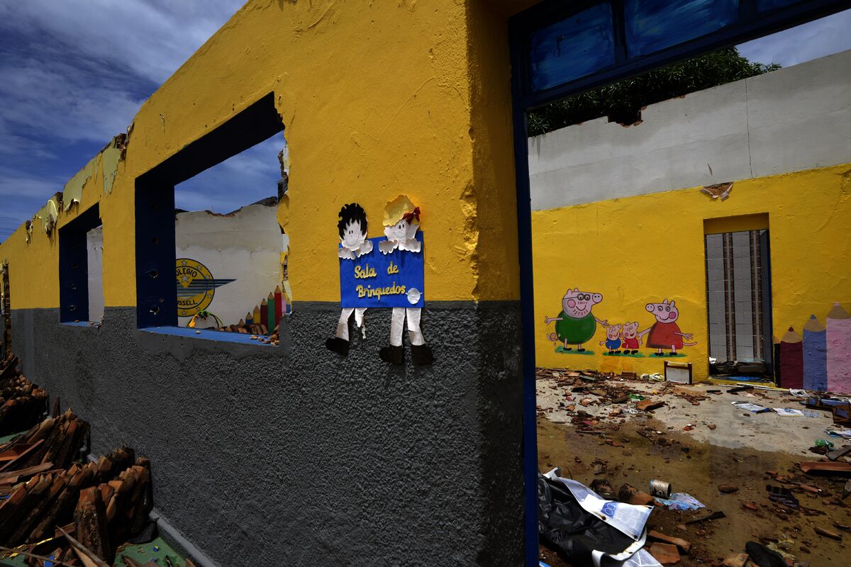 Руины заброшенной школы в районе Пиньейру в Масейо, штат Алагоас