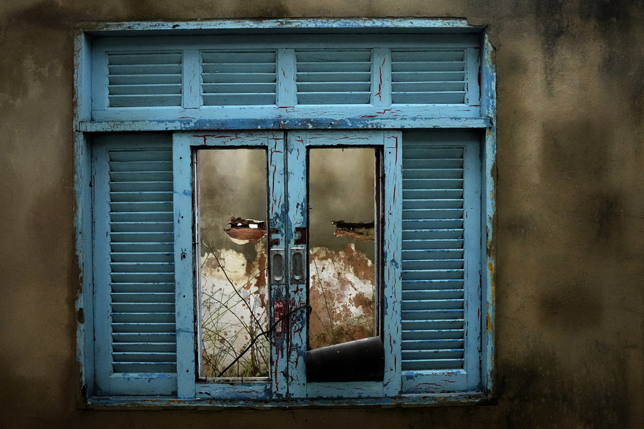 Ставни обрамляют пустое окно в заброшенном доме в районе Бебедуро в Масейо