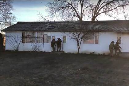 ФСБ показала видео задержания пособников террористов в российских регионах