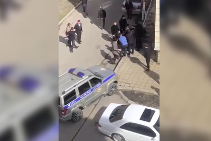 Нападение россиян на приехавших разнимать драку полицейских попало на видео