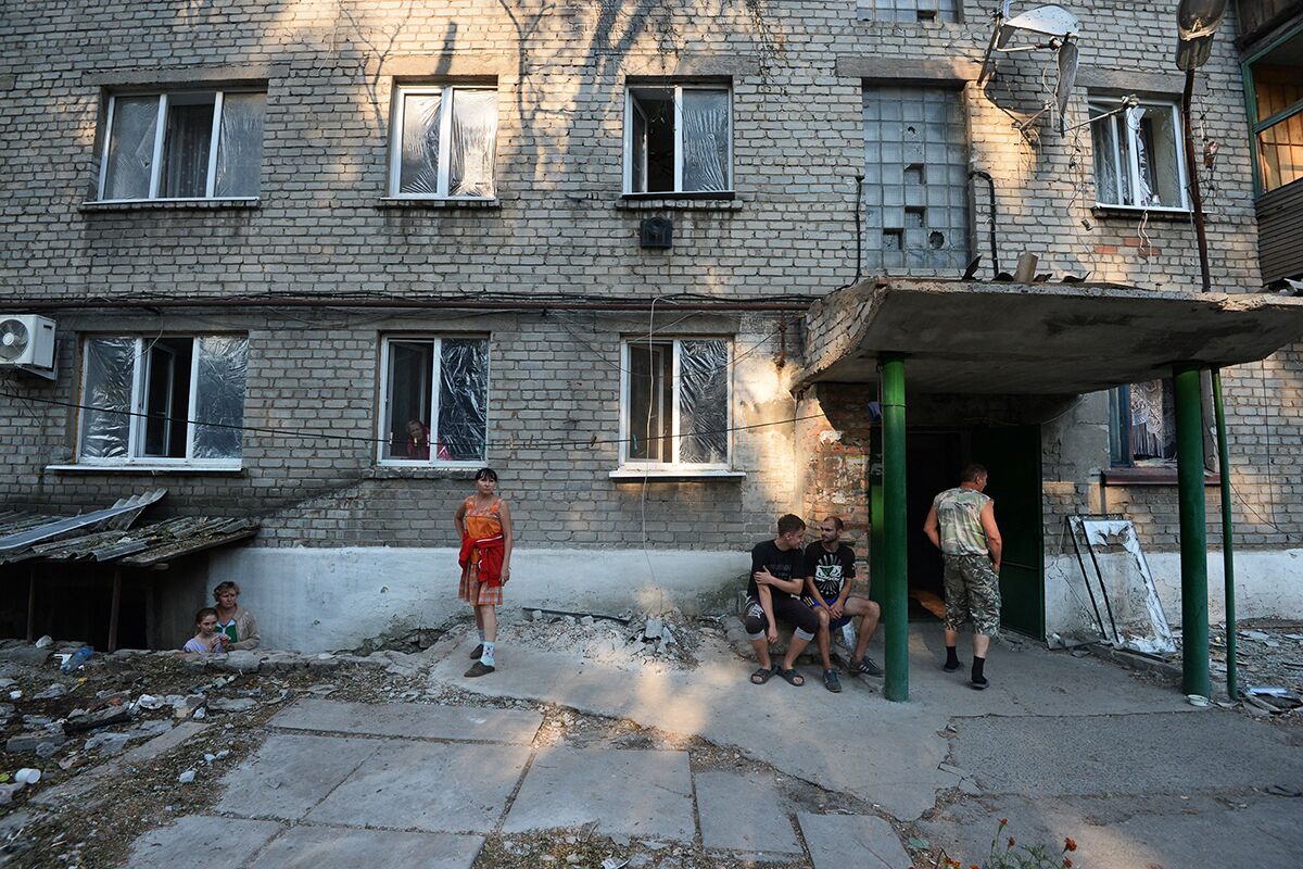 Жители Иловайска во дворе разрушенного в результате обстрела украинской армией жилого дома, 2014 год