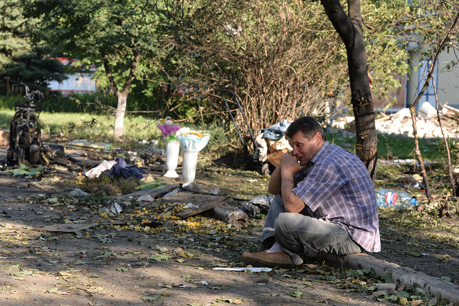Мужчина на месте гибели родственника в Горловке, подвергшейся ракетно-минометному обстрелу, 2014 год