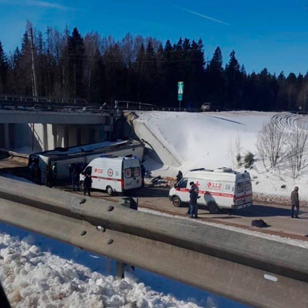 водитель рейсового автобуса не справился с управлением и нанес повреждения задача