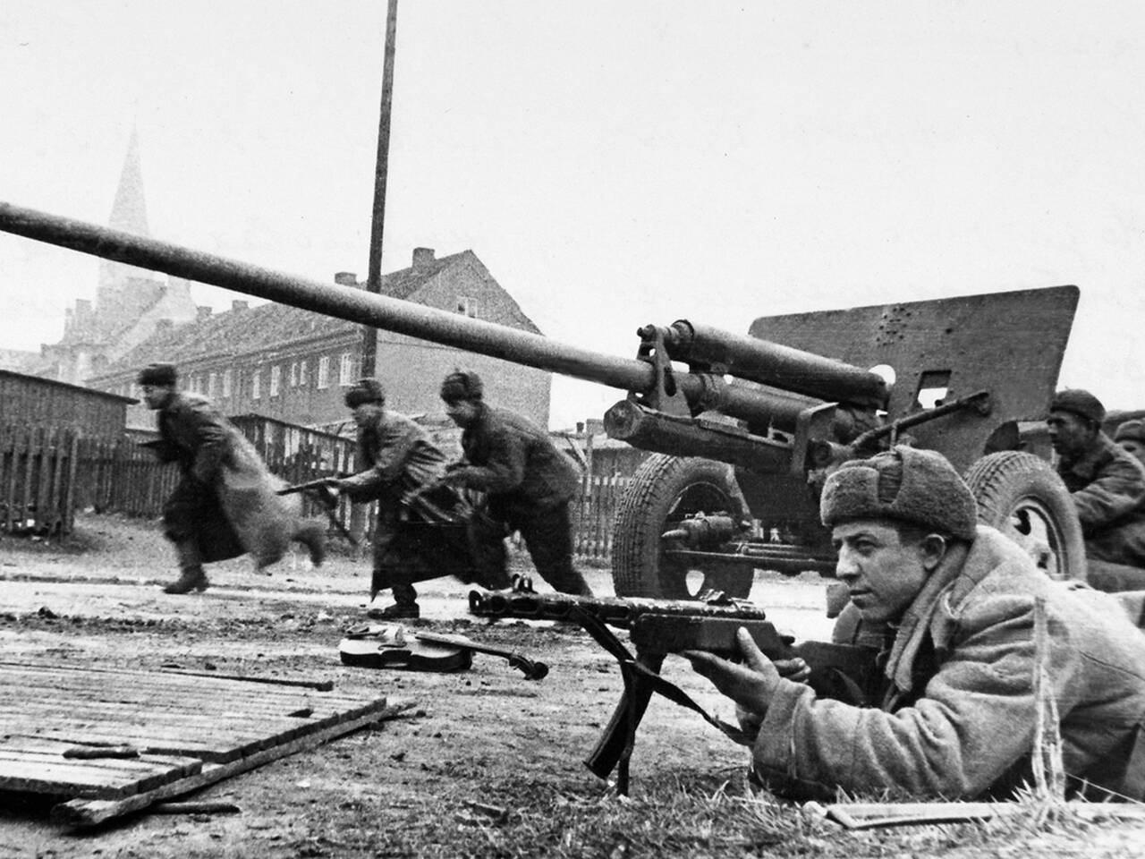 Уничтожить огнемет и пулю в лоб: кого не брали в плен в войну :: Наследие СССР