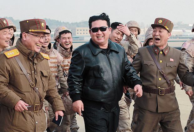 Ким Чен Ын рядом с военными чиновниками во время запуска ракеты «Хвасон-17»