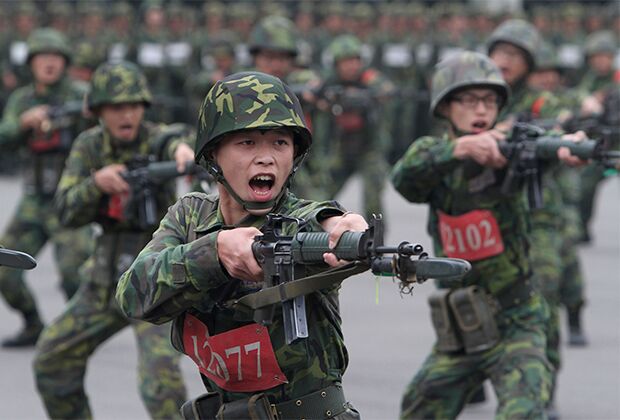 Новобранцы тренируются в военном учебном центре на севере Тайваня