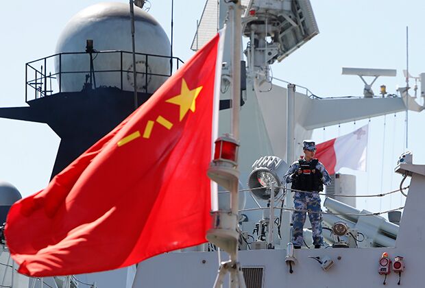 Морской пехотинец на палубе фрегата ВМС Китая «Хуаншань»