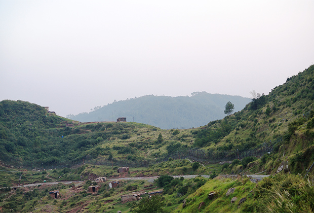 Вид на забор из колючей проволоки в Индии