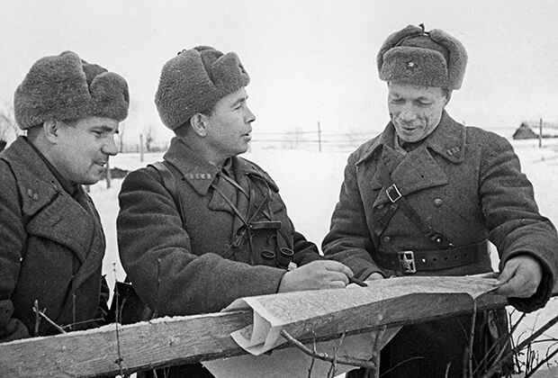 Командир 9-й гвардейской стрелковой дивизии полковник Афанасий Белобородов (в центре) со своим штабом, 1941 год
