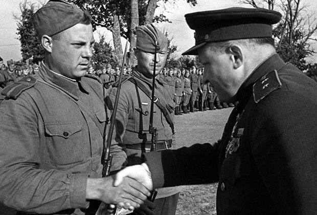Генерал Кузьма Галицкий вручает правительственную награду отличившемуся в боях старшине Н.И. Валову.