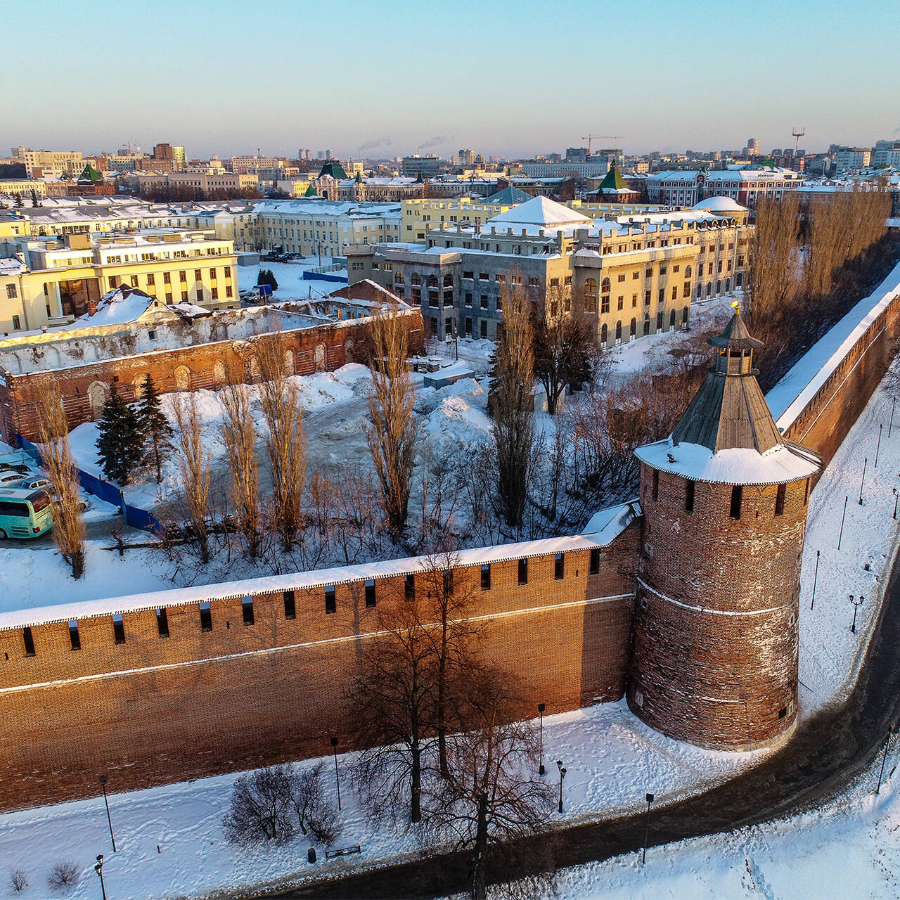 Почему нижегородская. Нижегородский Кремль 10 корпус. Виды Нижнего Новгорода Кремль фото. Аэропорты рядом с нижегородским Кремлем. Почему Нижний Новгород Порубежная крепость.