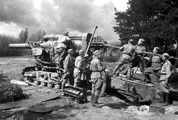 Советские артиллеристы готовят 280-мм мортиру БР-5 к бою