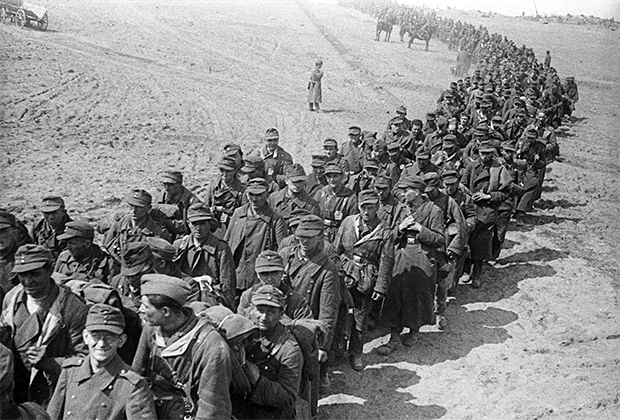 Колонна немецких военнопленных следует на сборный пункт в районе Кенигсберга. Фото: Борис Вдовенко / museum-digital
