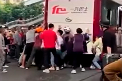 Десятки прохожих объединили усилия для спасения попавшего под автобус мужчины