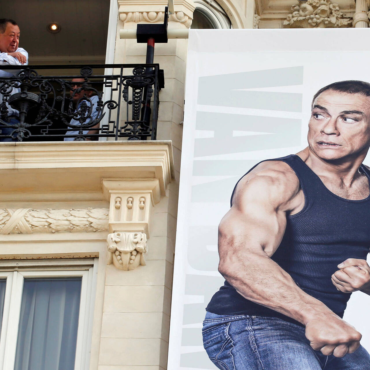 Ван Дамм аяқтарын жайып жіберді