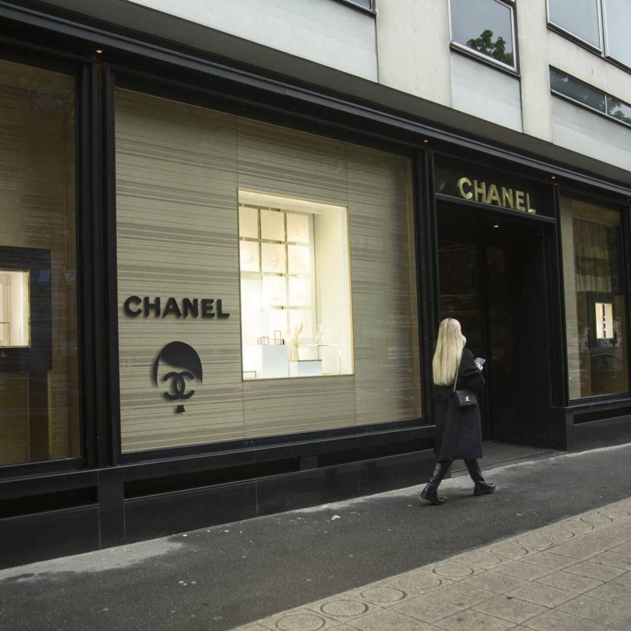 Бутики Chanel в Париже обклеили стикерами с Гитлером после скандала с  россиянами: Явления: Ценности: Lenta.ru