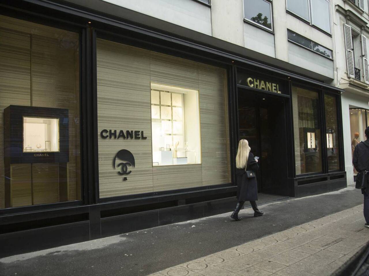 Бутики Chanel в Париже обклеили стикерами с Гитлером после скандала с  россиянами: Явления: Ценности: Lenta.ru