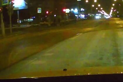 В российском городе водитель сбил мать с ребенком на переходе и попал на видео