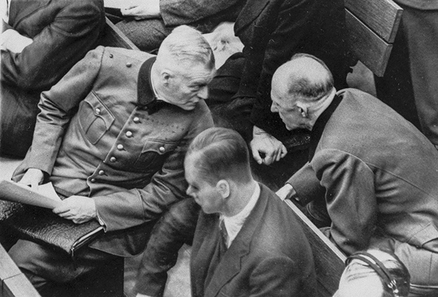 Генерал Альфред Йодль (справа) и генерал Вильгельм Кейтель на Нюрнбергском процессе, ноябрь 1945 года. Фото: AP