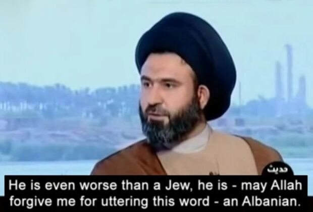 Мем с лидером иракской шиитской группировки Ватиком Аль-Баттатом: «Он даже хуже еврея, он — да простит меня Аллах за то, что я произношу это слово — албанец», — говорится на изображении