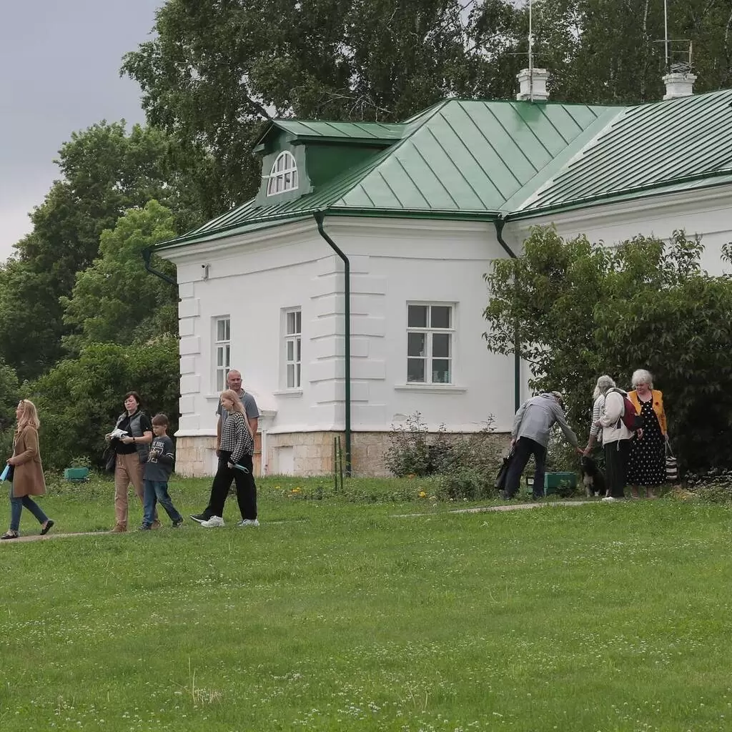 Старый дом у колодца толстой