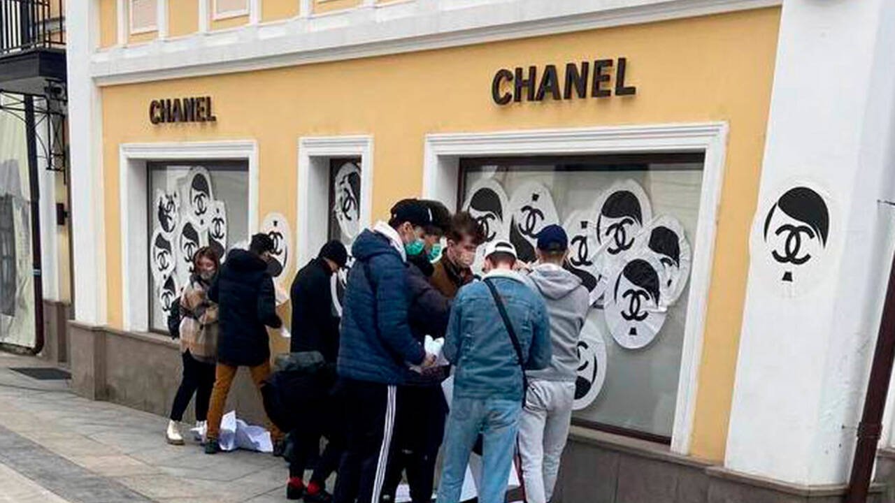 В Москве магазин Chanel обклеили стикерами с Гитлером: Явления: Ценности:  Lenta.ru