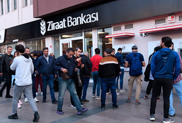 Прохожие возле отделения банка Ziraat в Стамбуле