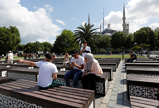 Туристы на площади Султанахмет в Стамбуле