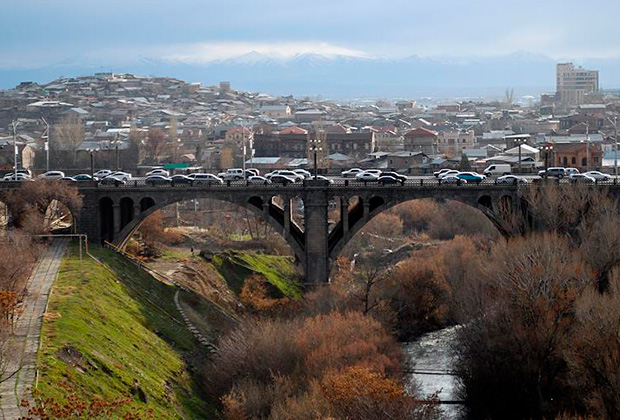 Виды Армении. Ереван. Дорожное движение по мосту Победы