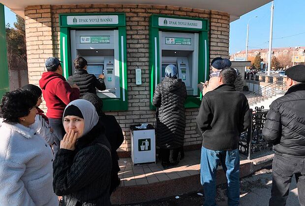 Очереди у банкоматов в Ташкенте