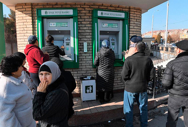 Очереди у банкоматов в Ташкенте. Фото: Дмитрий Духанин / Коммерсантъ
