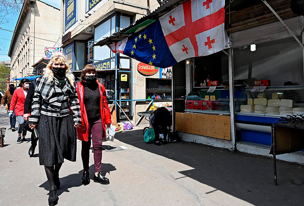 Туристы на улицах Тбилиси. Фото: Сандро Шаманидзе / Коммерсантъ