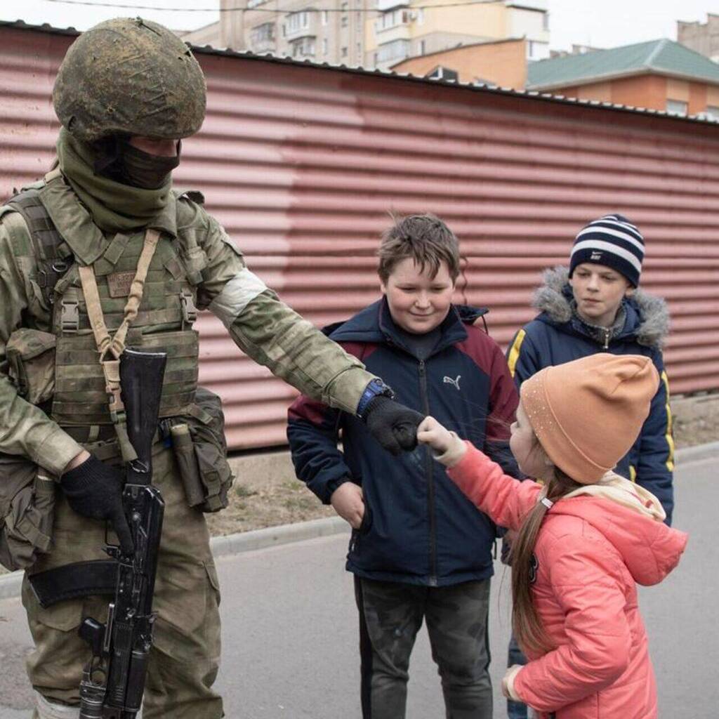 Ю подоляка последние новости с украины сегодня. Мир с Юрием Подолякой. Солдат с ребенком. Российский солдат с ребенком.