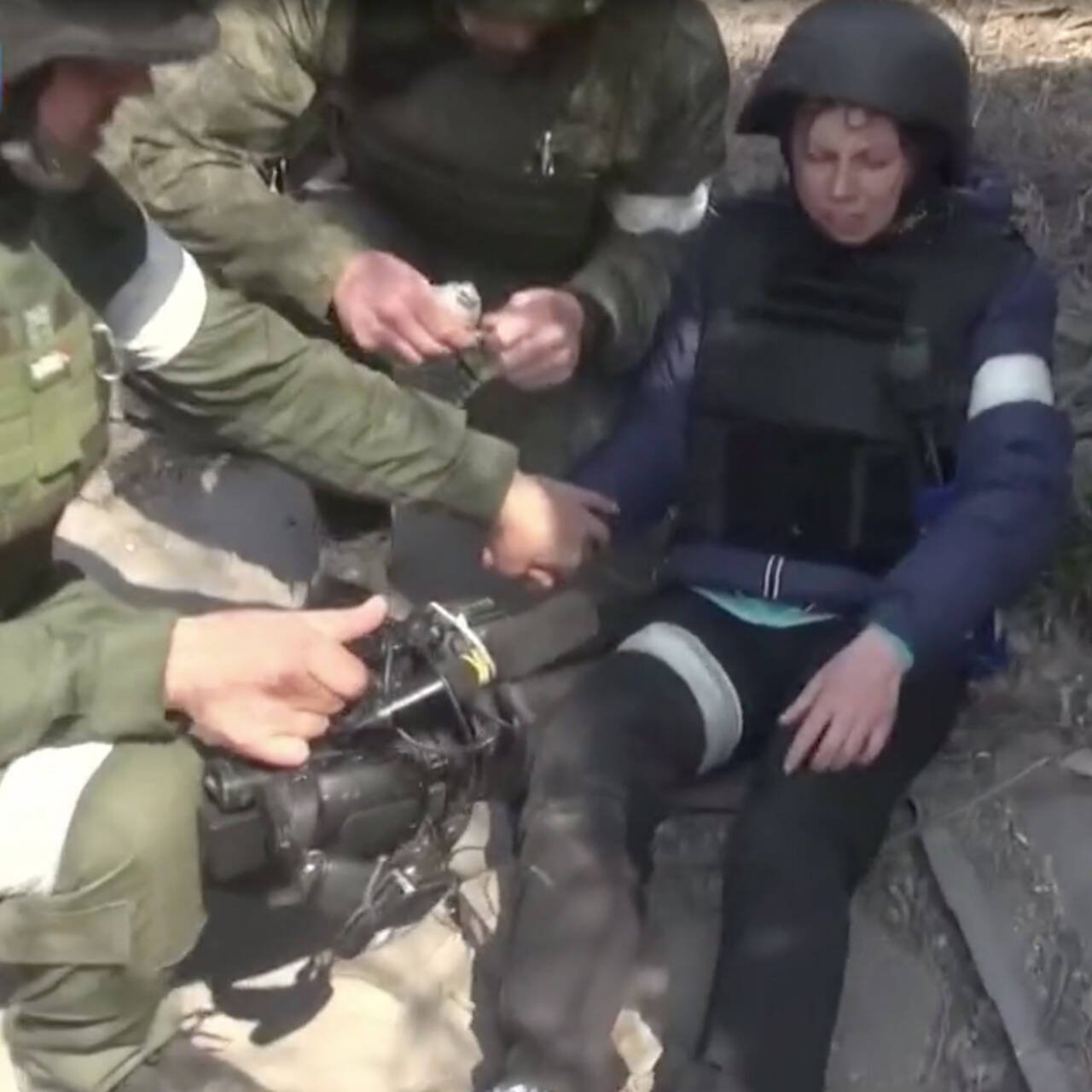 Военный корреспондент раненый на Украине. Журналистка ранена в Мариуполе. Репортёры в Мариуполе первый канал. Ранен корреспондент на Донбассе