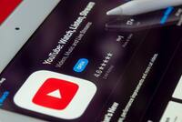 Возможную блокировку YouTube в России сочли неэффективной 