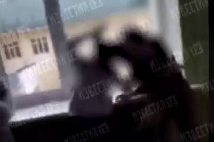 Жестокое избиение ребенка в коридоре подмосковной школы сняли на видео