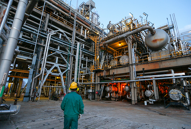 Главный дунайский нефтеперерабатывающий завод венгерской нефтегазовой группы MOL в Сазхаломбатте, Венгрия, 22 марта 2016 года