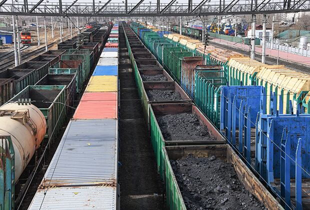 Товарные поезда с углем на узловой станции Борзя на Южном ходе Забайкальской железной дороги