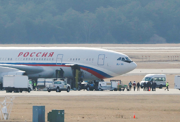 Российский правительственный самолет на взлетно-посадочной полосе в процессе отправки высланных российских дипломатов в аэропорту Шантильи, штат Вирджиния, США, 5 марта 2022 года