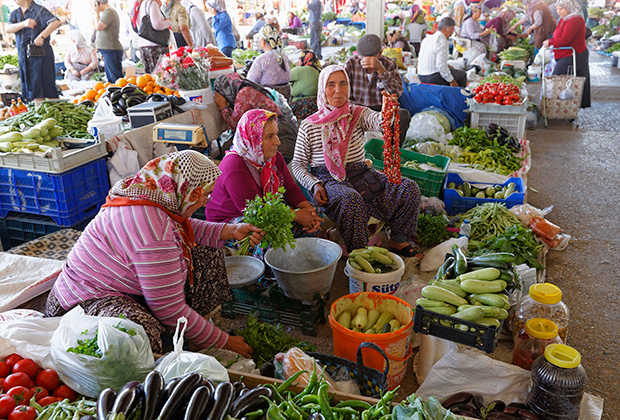 Турки предпочитают покупать овощи и фрукты на рынке