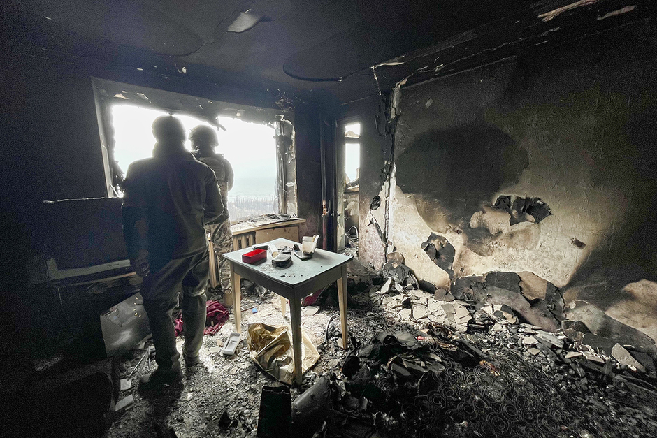 Бойцы НМ ДНР осматривают квартиру, в которой украинские солдаты оборудовали огневую точку