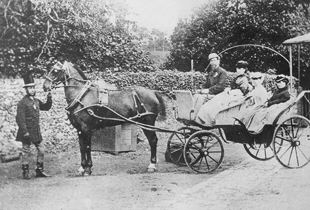 Писатель Чарльз Диккенс с женой Кэтрин Диккенс и двумя дочерьми в конном экипаже, фото около 1850 года