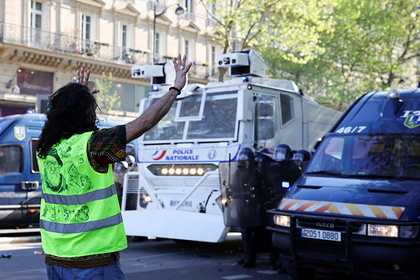Против демонстрантов в Париже применили слезоточивый газ
