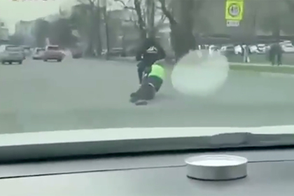 Россиянин на мопеде протащил по асфальту полицейского и попал на видео