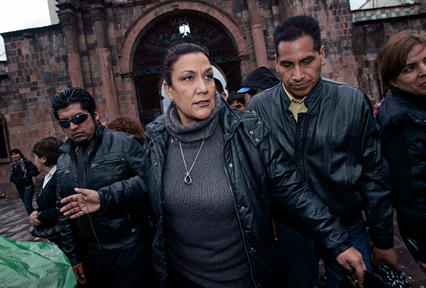 Журналистка Вики Пелаес (в центре) прибывает на похороны своего отца в Куско (Перу). 19 февраля 2011 года
