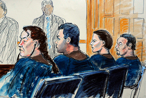 Обвиняемые в шпионаже в пользу России (слева направо) Вики Пелаес, Ричард Мерфи, Синтия Мерфи и Хуан Ласаро в федеральном суде Манхэттена. 1 июля 2010 года 