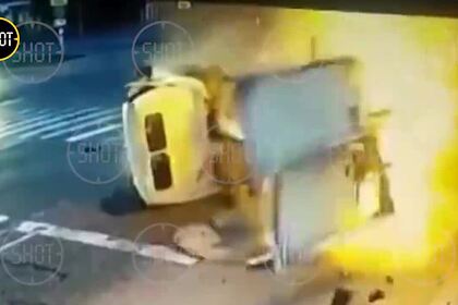 Россиянин на BMW пережил таран «Газели», удар в столб, взрыв и попал на видео