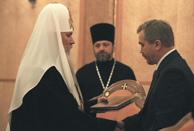 Патриарх Московский и Всея Руси Алексий II вручает премию губернатору Белгородской области Евгению Савченко, 2002 год