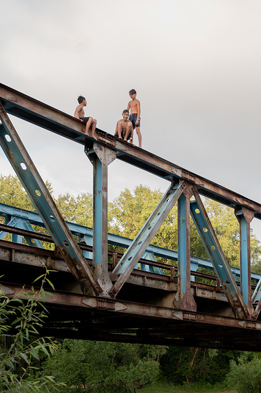 Дети ныряют с моста в реку Бикин